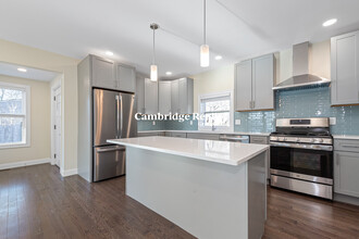 232 Fulton St in Medford, MA - Foto de edificio - Building Photo