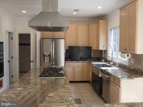 6422 Lake Meadow Dr in Burke, VA - Building Photo - Building Photo