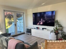 1 Front St in Stonington, CT - Building Photo