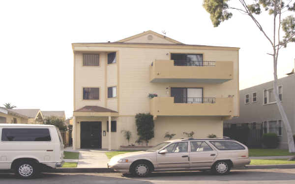 747 Olive Ave in Long Beach, CA - Foto de edificio - Building Photo