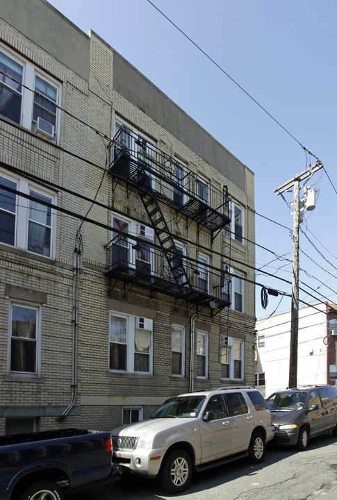 6608 Polk St in West New York, NJ - Building Photo