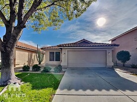 8027 W Laurel Ln in Peoria, AZ - Building Photo