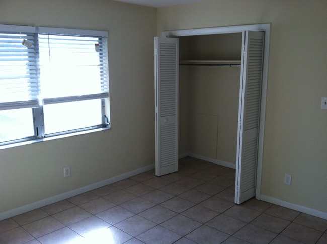 411 S Nimbus Ave in Clearwater, FL - Foto de edificio - Building Photo