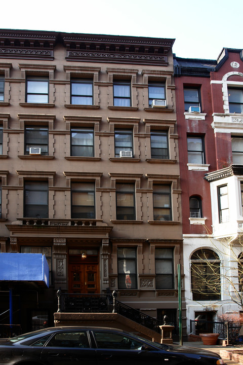 112 W 73rd St in New York, NY - Building Photo