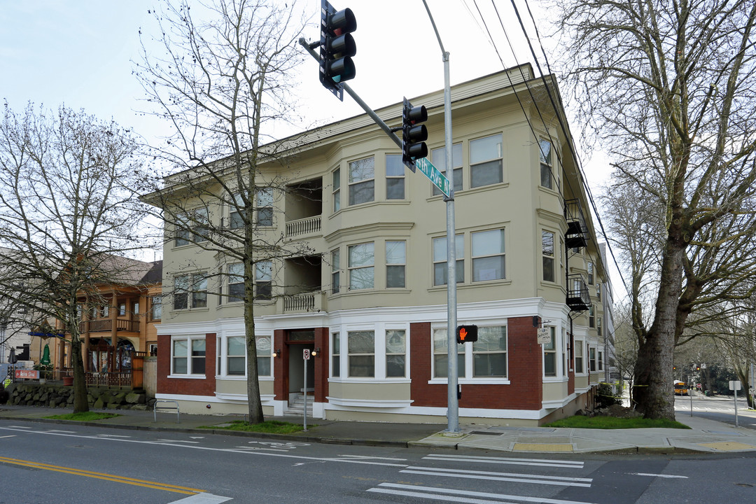 The Delmont in Seattle, WA - Building Photo