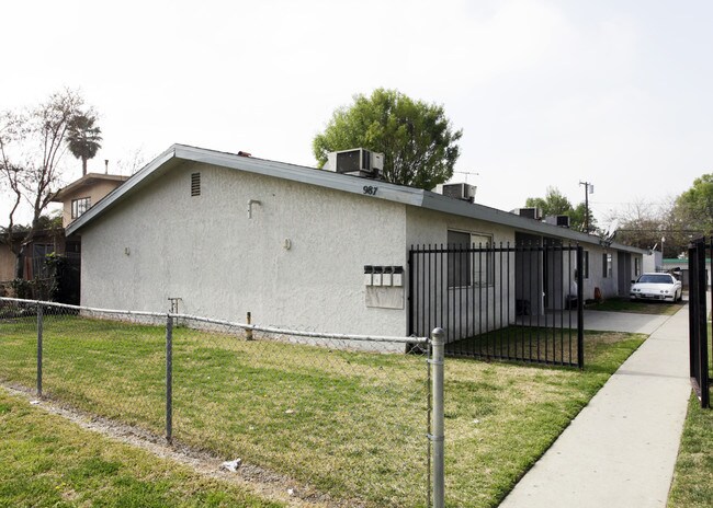 975-987 Waters Ave in Pomona, CA - Foto de edificio - Building Photo