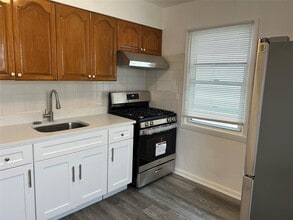 19 Hickory Rd in Port Washington, NY - Building Photo - Building Photo