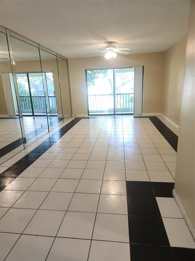 3119 Oakland Shores Dr, Unit 201 in Oakland Park, FL - Building Photo - Building Photo