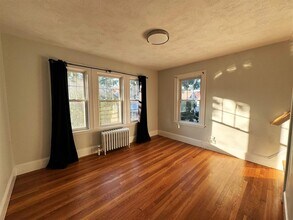 22 Harris Rd, Unit 2 in Medford, MA - Foto de edificio - Building Photo