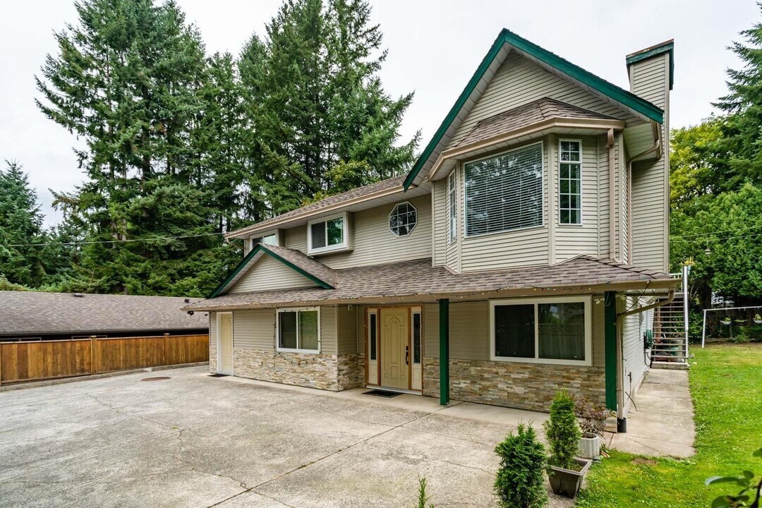 21209 Dewdney Trunk Rd in Maple Ridge, BC - Building Photo