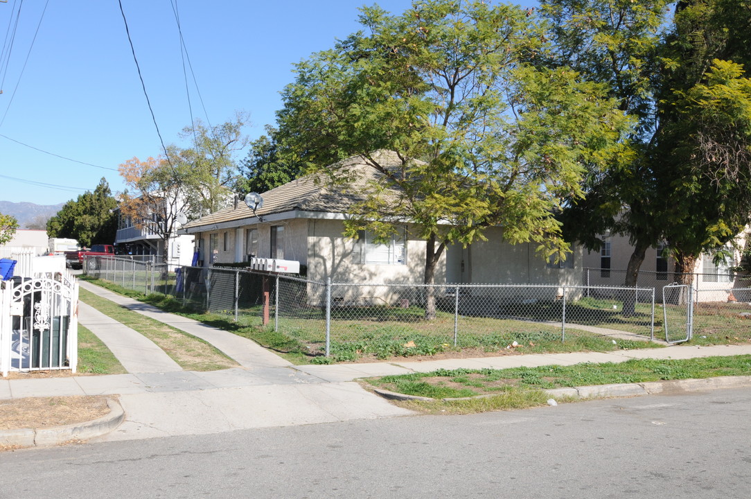 132 E Wilson St in Rialto, CA - Foto de edificio