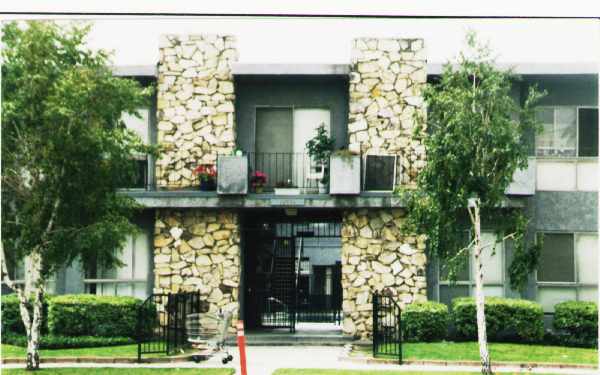 Roscoe Apartments in Sun Valley, CA - Building Photo