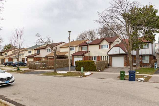 68-80 Purvis Cres in Toronto, ON - Building Photo - Building Photo