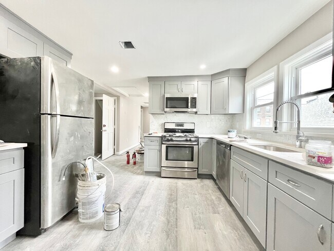16 Long Ave, Unit 3