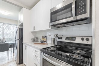 Stirling Place in Kitchener, ON - Building Photo - Building Photo