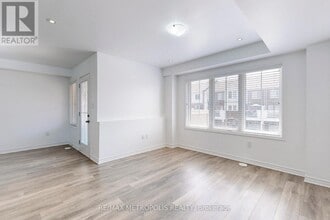 1054 Clipper Ln in Pickering, ON - Building Photo - Building Photo