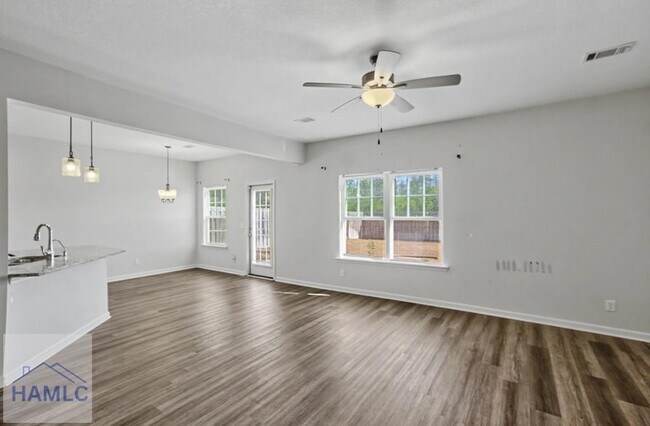 121 Battalion Ln in Hinesville, GA - Foto de edificio - Building Photo