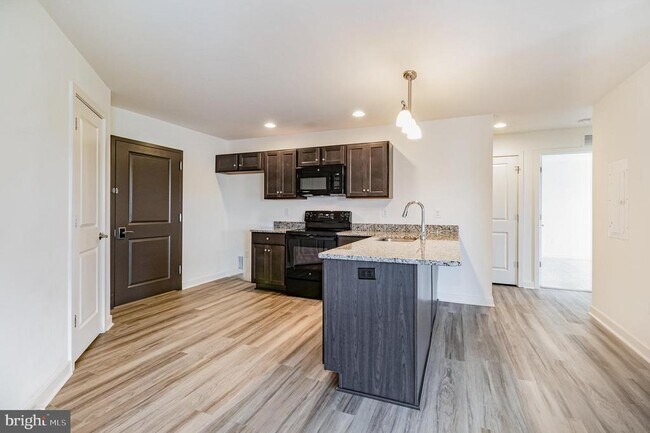 1708 Fairmont Dr-Unit -306 in Harrisburg, PA - Foto de edificio - Building Photo