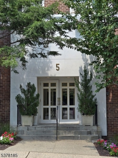property at 5 Roosevelt Pl