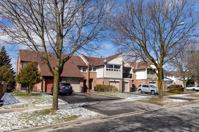 22-32 Roughfield Cres in Toronto, ON - Building Photo - Primary Photo