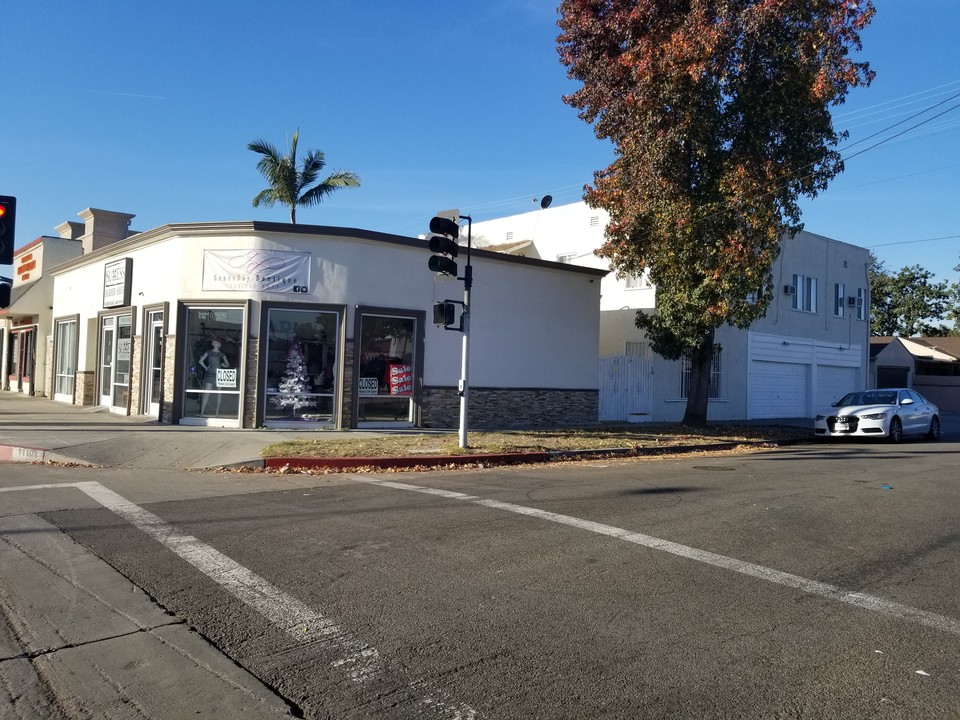 4392 Elmwood Ave in Lynwood, CA - Building Photo