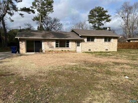 909 Lawrence Ave in Albertville, AL - Building Photo