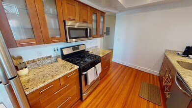 210 Winthrop Rd, Unit 12 in Brookline, MA - Foto de edificio - Building Photo