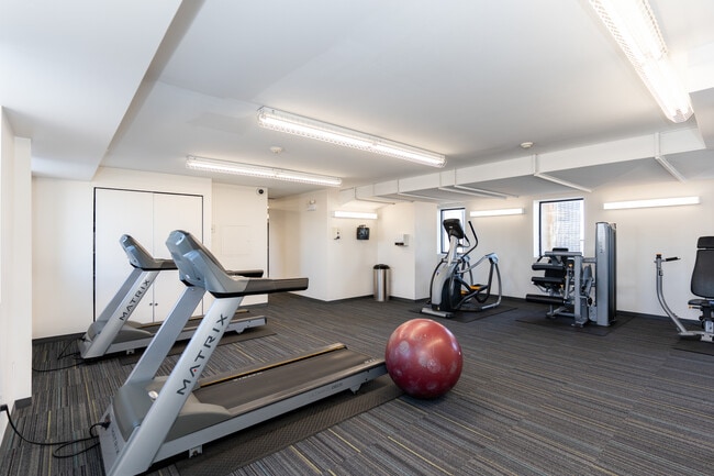 Hargrave Place in Winnipeg, MB - Foto de edificio - Building Photo