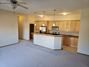 1211 Hamilton St, Unit #1 in Stoughton, WI - Foto de edificio - Building Photo