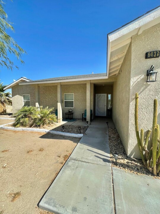 6437 El Camino Rd in Twentynine Palms, CA - Foto de edificio