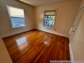 24 Charlotte St, Unit 2 in Boston, MA - Foto de edificio - Building Photo