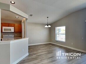 945 Ridge Haven Dr in Brandon, FL - Foto de edificio - Building Photo