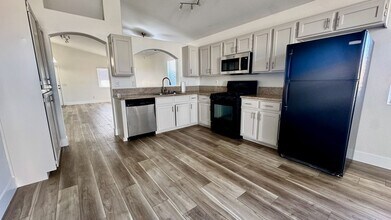 7032 Golden Desert Ave in Las Vegas, NV - Building Photo - Building Photo