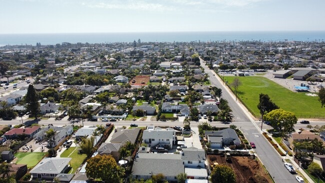 1904 Stewart St in Oceanside, CA - Foto de edificio - Building Photo