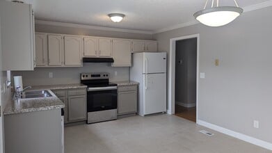 127 Hampton Ln in Hurricane, WV - Building Photo - Building Photo