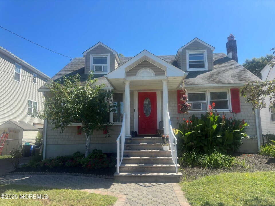 64 Waackaack Ave in Keansburg, NJ - Building Photo