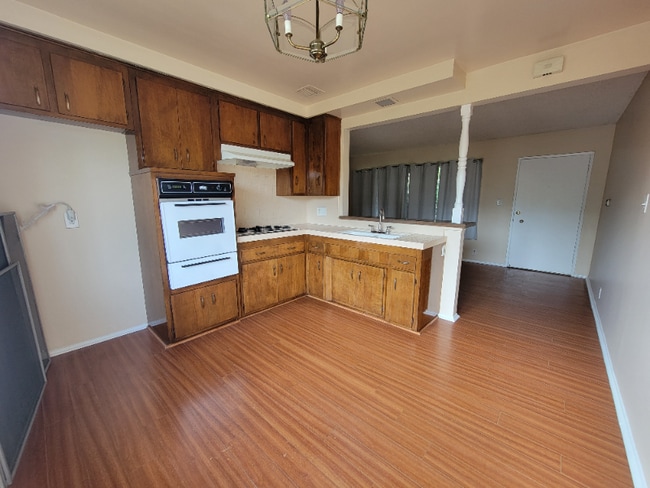 13530 Leadwell St in Los Angeles, CA - Building Photo - Building Photo