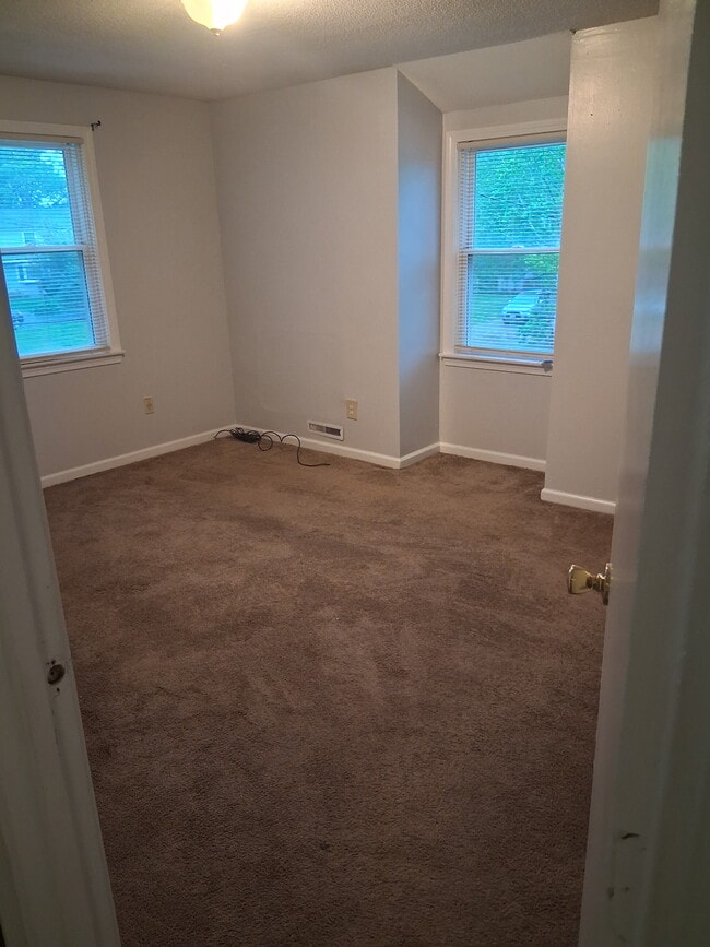 31 Guy Plz, Unit 33 in West Springfield, MA - Building Photo - Building Photo