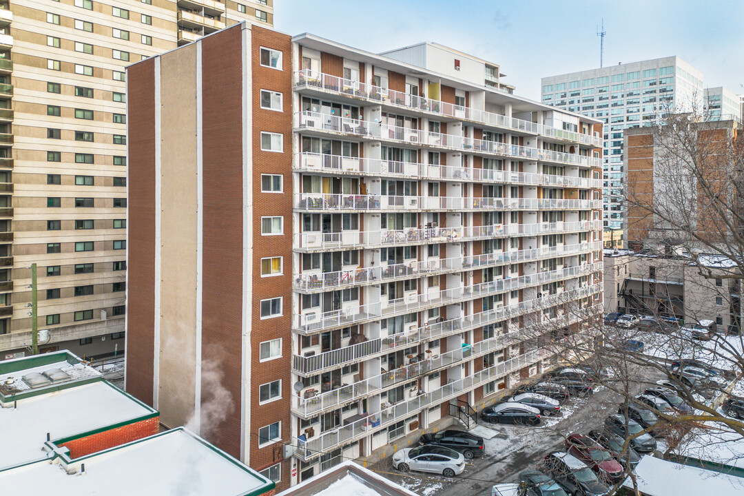 Gloucester Apartments in Ottawa, ON - Building Photo