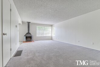5013-5025-5025 S View Point Ter in Portland, OR - Building Photo - Building Photo
