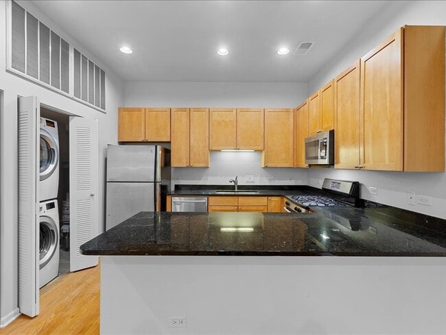 945 N Howe in Chicago, IL - Building Photo - Building Photo