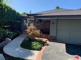 221 S Carmelina Ave in Los Angeles, CA - Building Photo