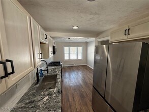 23058 Drake Rd in Bedford, OH - Foto de edificio - Building Photo