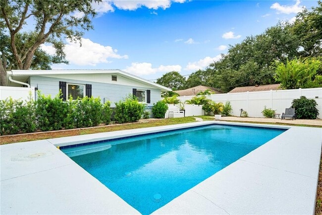 1911 Upper Beechwood Ave in Sarasota, FL - Building Photo - Building Photo