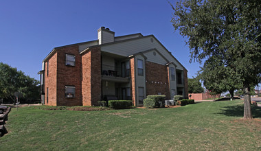 Bear Creek Villas in Euless, TX - Building Photo - Building Photo