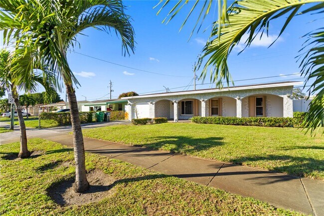 3521 NW 18th Pl in Fort Lauderdale, FL - Building Photo - Building Photo