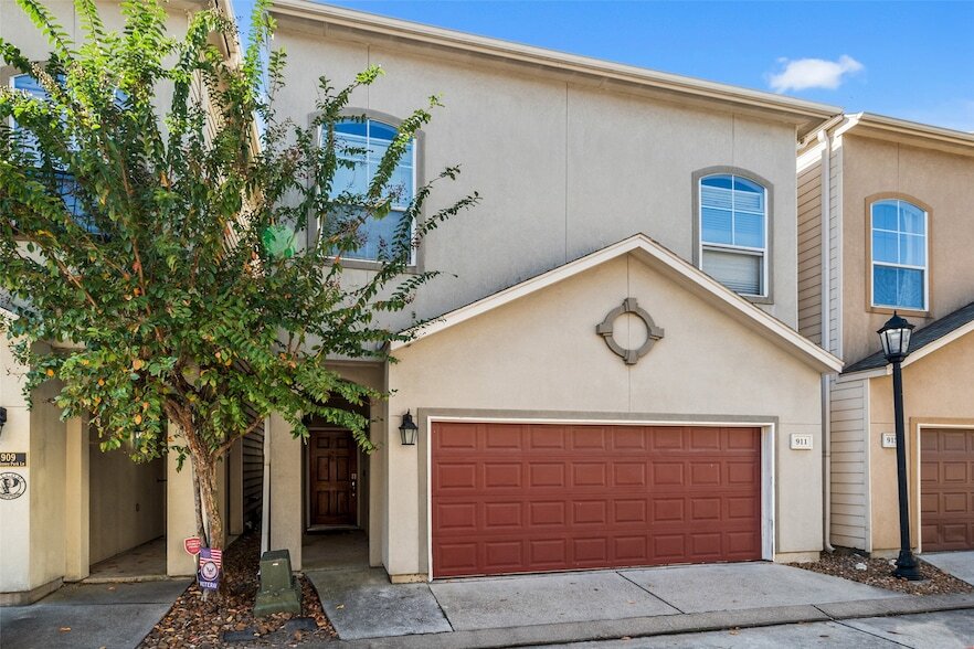 911 McKinney Park Ln in Houston, TX - Building Photo