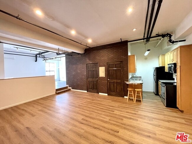 property at 312 W 5th St