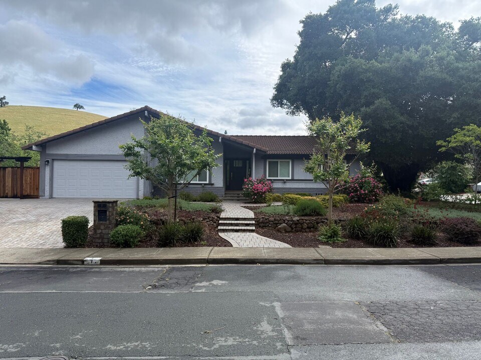 7 El Portal Dr in Clayton, CA - Building Photo