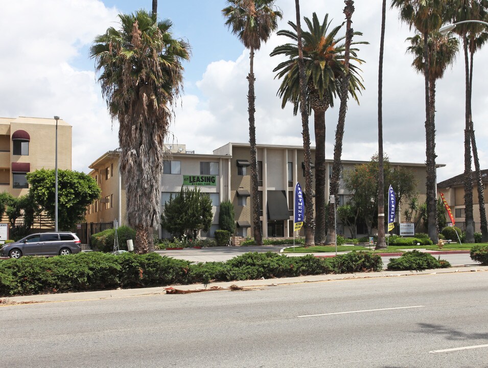 Sherman Plaza Apartments in Van Nuys, CA - Building Photo